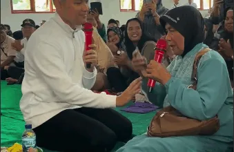 Suasana akrab dalam Program Rembug Warga di Desa Kalapanunggal, Cikadu. Bupati Cianjur, dr. Wahyu, berdialog langsung dengan warga untuk menyerap aspirasi, sekaligus mendekatkan pelayanan publik seperti kesehatan dan administrasi kependudukan.