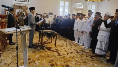 Suasana khidmat saat Bupati Cianjur dr. M Wahyu Ferdian memimpin pengambilan sumpah 58 pejabat struktural di Pendopo Cianjur, Jumat (3/10/2025).