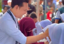 Tatap Muka dan Berbagi. Momen saat Dr. Mohammad Wahyu secara simbolis memberikan dukungan kepada pelajar di Kecamatan Cibeber, menandai kepedulian terhadap sektor pendidikan di akar rumput.