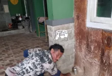 LANTAI PANAS: M. Sadad (55), pemilik rumah di Kampung Cijedil, Cugenang, menunjukkan titik di teras rumahnya yang mengeluarkan hawa panas, Minggu (16/11/2025). Fenomena ini kini dalam tahap penyelidikan geologi.