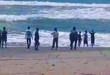 Pencarian Korban. Warga dan rekan korban memandangi laut di Pantai Jayanti, Cianjur Selatan, saat proses pencarian remaja yang hilang terseret ombak pada Minggu (30/11/2025).