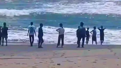 Pencarian Korban. Warga dan rekan korban memandangi laut di Pantai Jayanti, Cianjur Selatan, saat proses pencarian remaja yang hilang terseret ombak pada Minggu (30/11/2025).