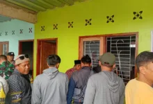 Warga Desa Benjot mendatangi kantor desa, Kamis (13/11/2025), untuk mempertanyakan transparansi penggunaan dana BUMDes dan program pembangunan (RKPDes). (Foto: Fauzi/Cianjurupdate)