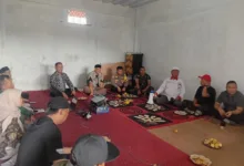 Suasana audiensi warga Desa Benjot bersama aparat desa dan Forkopimcam Cugenang, yang mengungkap penggunaan dana BUMDes untuk investasi saham, Kamis (13/11/2025).