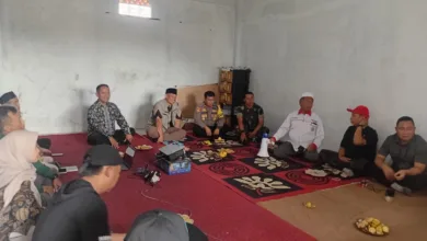 Suasana audiensi warga Desa Benjot bersama aparat desa dan Forkopimcam Cugenang, yang mengungkap penggunaan dana BUMDes untuk investasi saham, Kamis (13/11/2025).