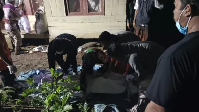 Petugas kepolisian bersama warga mengevakuasi jenazah Muhammad Desi Santosa (36) setibanya di rumah duka di Desa Padaasih, Cijati.