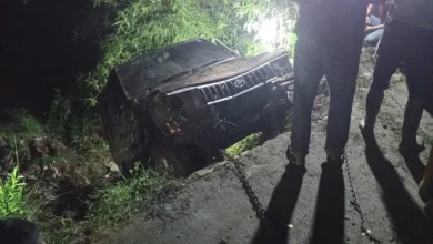 Petugas dibantu warga melakukan proses evakuasi minibus yang jatuh ke jurang sedalam 10 meter di Kecamatan Cijati, Cianjur, Senin (3/11/2025).