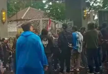 Puluhan pedagang Bojongmeron, didampingi mahasiswa dan YLBHC, menggelar aksi di depan Pendopo Cianjur pada Jumat (7/11/2025)