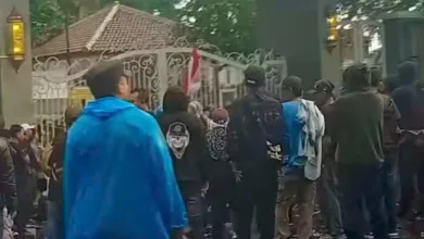 Puluhan pedagang Bojongmeron, didampingi mahasiswa dan YLBHC, menggelar aksi di depan Pendopo Cianjur pada Jumat (7/11/2025)