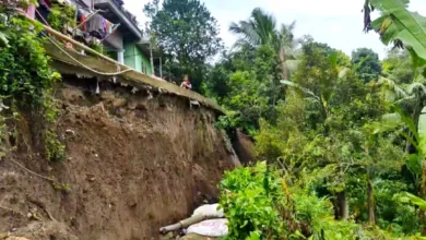 Tanah Cibuntu-Sukaresmi Ambrol, Ratusan Jiwa Terancam Longsoran, Satu Rumah Rusak Berat