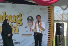 Bupati Cianjur, dr. Wahyu Ferdian (kanan), didampingi Ketua TP PKK Kabupaten Cianjur, dr. Najmah Nur Islami (kiri), memberikan sambutan pada kegiatan Rembug Warga di Desa Sukawangi, Kecamatan Warungkondang, Jumat (21/11/2025).