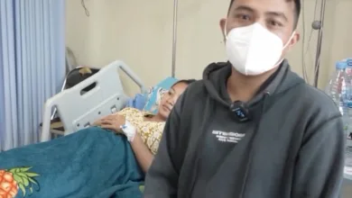 APRESIASI PELAYANAN. Nandang Kurnaedi (kanan) memberikan keterangan saat mendampingi istrinya yang tengah menjalani perawatan intensif di RSUD Cimacan, Cianjur.