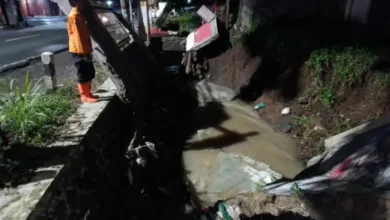 Petugas BPBD Kabupaten Cianjur melakukan asesmen di lokasi ambruknya Tembok Penahan Tanah (TPT) eks pabrik roti di Desa Hegarmanah, Kecamatan Karangtengah, Rabu (20/11/2025) malam.