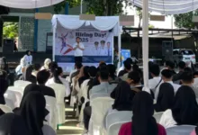 ANTUSIASME PENCARI KERJA. Ratusan warga tampak antusias menyimak pemaparan dalam pembukaan kegiatan Hiring Day 2025 yang digelar di halaman kantor Disnakertrans Kabupaten Cianjur, Rabu (26/11/2025).
