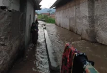 Banjir melanda wilayah Karangtengah, Cianjur, usai hujan deras mengguyur pada Senin (10/11/2025). Air sungai meluap hingga masuk ke rumah warga di Kampung Samolo, Desa Ciherang.