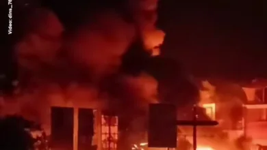 Suasana kebakaran hebat di kawasan Bundaran Pasirhayam, Cianjur, Sabtu malam (1/11/2025). Kobaran api dan asap tebal membubung dari sejumlah bangunan yang terbakar di lokasi kejadian.