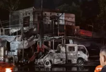 Kondisi pos polisi dan satu unit kendaraan di Kecamatan Cilaku, Cianjur, yang hangus terbakar pada Sabtu (1/11/2025) dini hari.