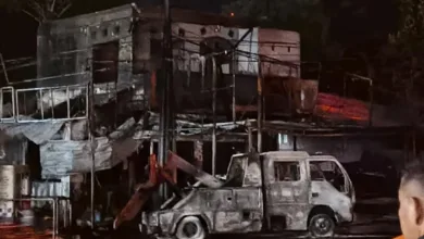 Kondisi pos polisi dan satu unit kendaraan di Kecamatan Cilaku, Cianjur, yang hangus terbakar pada Sabtu (1/11/2025) dini hari.