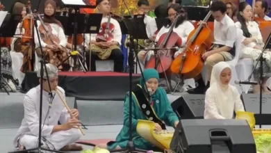Ketua TP PKK Kabupaten Cianjur, dr. Najmah Nur Islami (tengah), memainkan kecapi sambil melantunkan tembang Mamaos diiringi pemain suling dalam acara peringatan Hari Kesatuan Gerak (HKG) PKK ke-53