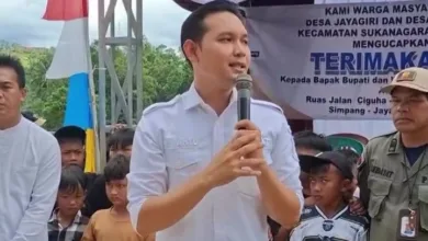 Bupati Cianjur, dr. Mohammad Wahyu Ferdian, memberikan sambutan di tengah warga saat peresmian ruas jalan Ciguha–Jayagiri dan Simpang–Jayagiri di Desa Jayagiri, Kecamatan Sukanagara, Rabu (19/11/2025).