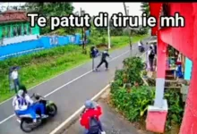 Foto: Tangkapan layar dari video CCTV viral yang merekam detik-detik tabrakan saat aksi pencegatan pelajar di Cibinong, Cianjur.