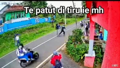 Foto: Tangkapan layar dari video CCTV viral yang merekam detik-detik tabrakan saat aksi pencegatan pelajar di Cibinong, Cianjur.