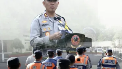 Kapolres Cianjur, AKBP Yonky (di podium), memberikan arahan kepada personel gabungan Dishub dan Polri saat memimpin Apel Gelar Pasukan Operasi Zebra Lodaya 2025 di halaman Mapolres Cianjur, Senin (17/11).