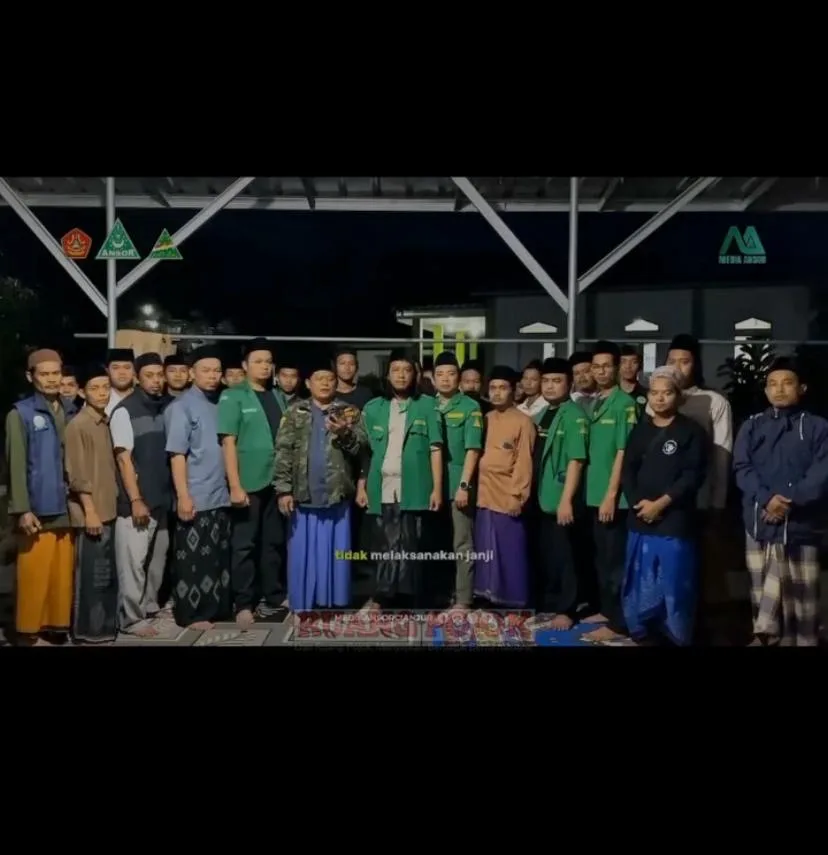 PERNYATAAN SIKAP: Jajaran GP Ansor dan Banser Cianjur bersama para kiai serta pimpinan pondok pesantren saat menyampaikan sikap tegas terkait realisasi janji insentif guru ngaji.