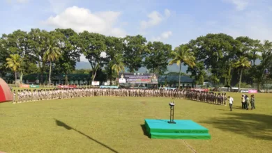 Tingkatkan Disiplin: Ratusan perangkat desa Kabupaten Cianjur mengikuti upacara pembukaan kegiatan Bela Negara di Lapangan Yonif Raider 300/Brajawijaya, Cianjur.
