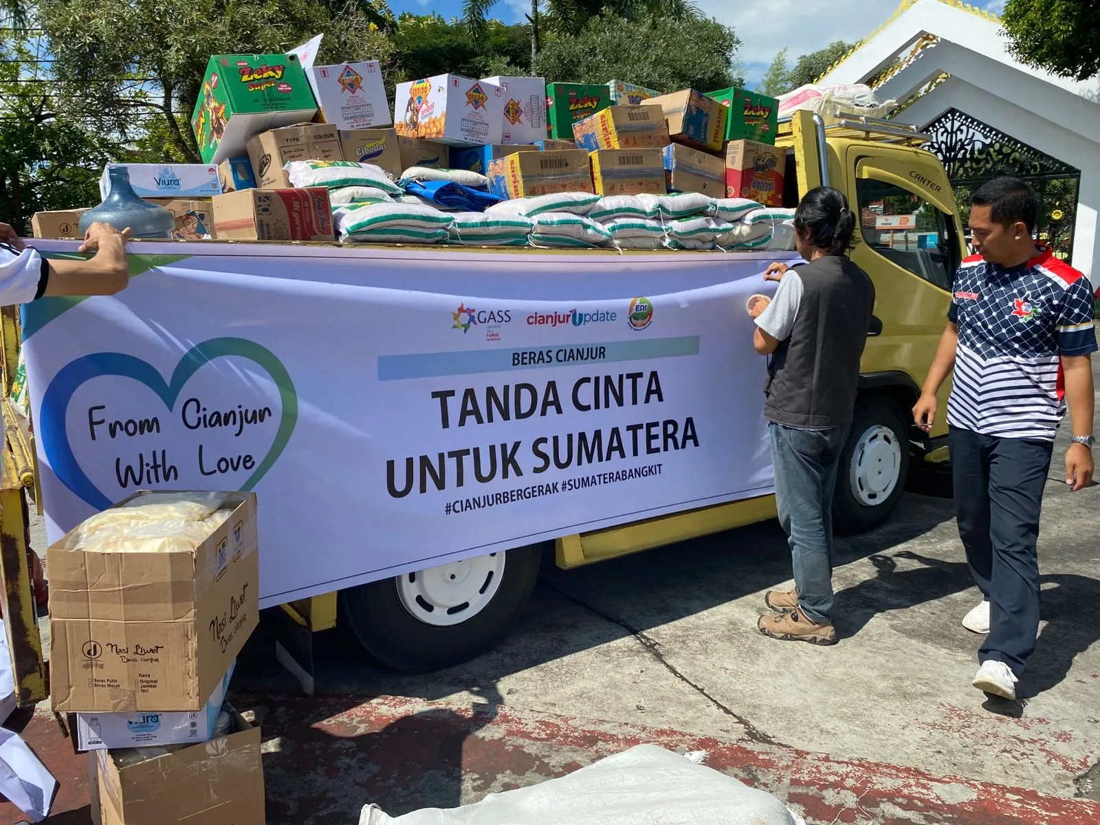 Siap Diberangkatkan: Satu unit truk penuh muatan bantuan kemanusiaan bertajuk "Beras Cianjur: Tanda Cinta untuk Sumatera" siap dikirimkan.