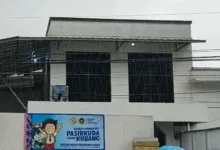 Kantor Satuan Pelayanan Gizi (SPPG) Pasirkuda Kubang, Cianjur. Pihak pengelola angkat bicara meluruskan polemik kualitas menu Makan Bergizi Gratis (MBG), menyebut variasi menu bergantung pada pengaturan anggaran harian.