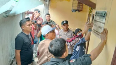 Petugas menempelkan plakat penanda "Keluarga Pra Sejahtera" di salah satu rumah Keluarga Penerima Manfaat (KPM) di Desa Sukamanah, Kecamatan Cugenang, Cianjur, Kamis (18/12/2025).