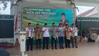 Sejumlah pejabat dan tokoh masyarakat menghadiri Kick Off Program Pemberdayaan Masyarakat Berbasis Zakat dan Wakaf di Cianjur, Senin (2/12/2025).