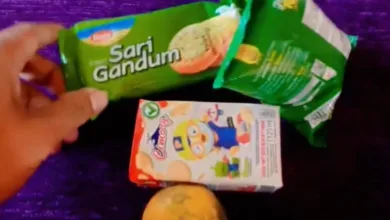 Tampilan menu program Makan Bergizi Gratis (MBG) di Desa Kubang yang dikeluhkan orang tua siswa. Selain didominasi makanan ringan kemasan, kondisi fisik buah jeruk yang disertakan terlihat tidak segar dan dinilai kurang layak diberikan kepada siswa.