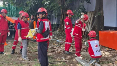 Relawan PMI Cianjur melakukan persiapan dan pengecekan peralatan, termasuk tenda darurat, sebagai bagian dari misi kemanusiaan untuk membantu penanganan bencana di wilayah Sumatera.