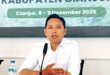 Bupati Cianjur Mohammad Wahyu Ferdian temukan warga Cianjur terdampak bencana di Sumatra saat misi kemanusiaan Jabar. Pemkab siap fasilitasi pemulangan korban dan salurkan bantuan Rp300 juta.