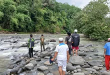 Petugas dan warga melakukan pencarian korban tenggelam di Sungai Cijampang, Desa Pagelaran, Kecamatan Pagelaran, Kabupaten Cianjur, Selasa (23/12/2025).