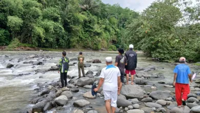 Petugas dan warga melakukan pencarian korban tenggelam di Sungai Cijampang, Desa Pagelaran, Kecamatan Pagelaran, Kabupaten Cianjur, Selasa (23/12/2025).