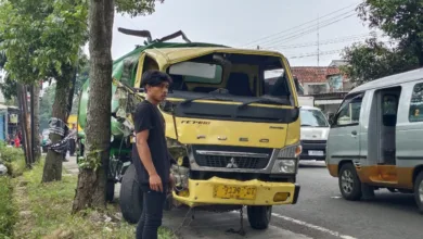 Kondisi truk tangki air bernomor polisi F 9139 OT yang mengalami kerusakan parah pada bagian depan setelah menghantam truk Fuso di Jalan Raya Sukabumi-Cianjur, Desa Ciwalen, Warungkondang, Selasa (23/12/2025).