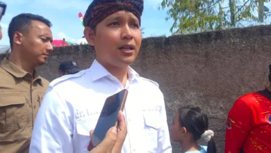 Bupati Cianjur, dr. Mohammad Wahyu Ferdian, saat memberikan keterangan kepada media usai menghadiri kegiatan di Desa Sukamanah, Cugenang, Sabtu (27/12/2025).