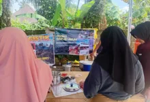 Relawan Cianjur Bergerak bersama warga setempat menyiapkan makanan di posko dapur umum untuk penyintas banjir bandang di Kecamatan Palembayan, Kabupaten Agam, Sumatera Barat.