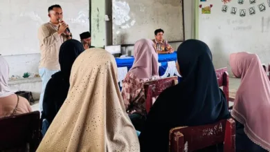 Anggota DPRD Kabupaten Cianjur Komisi IV, H. Aldi Yudistira, SE (kiri, berdiri), tengah memaparkan manfaat Program Indonesia Pintar (PIP) di hadapan para orang tua dan wali murid. Sosialisasi yang digelar di Gedung Sekolah Atssur, Kecamatan Karangtengah, Jumat (12/12/2025)