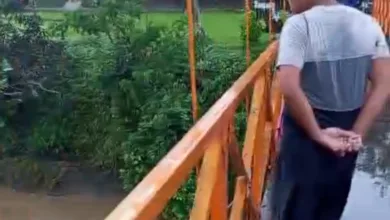 Suasana di jembatan gantung Sungai Cijampang, Pagelaran, lokasi hanyutnya dua orang anak, Selasa (23/12/2025).