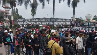 Ratusan warga membentangkan spanduk bertuliskan "Proyek Sengsara Nasional" saat menggelar aksi unjuk rasa menolak rencana proyek Geothermal Gunung Gede Pangrango di depan Pendopo Kabupaten Cianjur