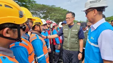 COO Danantara sekaligus Kepala BP BUMN, Dony Oskaria (kedua dari kanan) didampingi Direktur Utama PLN, Darmawan Prasodjo (kanan) menyapa dan memberikan semangat kepada relawan PLN yang turun membantu membantu masyarakat terdampak bencana setelah Apel Pelepasan Relawan BUMN Peduli pada Jumat (19/12) di Kualanamu, Deli Serdang, Sumatera Utara.