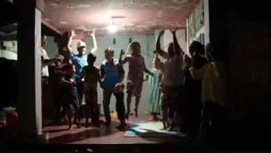 Warga Kabupaten Agam bersorak-sorai merayakan listrik yang kembali menyala pascabencana banjir dan tanah longsor yang menerjang Sumatra Barat. Kini, listrik di wilayah Sumatra Barat berhasil pulih 100% setelah Kabupaten Agam sebagai wilayah terdampak terakhir berhasil menyala penuh pada Jumat (5/12) pukul 17:53 WIB.