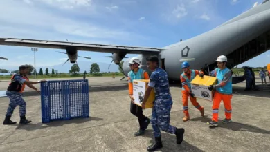 Tampak Personel PLN dan TNI Angkatan Udara bergotong royong memindahkan genset dan material tower darurat dari pesawat Hercules yang baru saja mendarat di Landasan Udara Sultan Iskandar Muda, Aceh. Material tersebut dikirim secara bertahap dari Landasan Udara Halim Perdanakusuma, Jakarta.