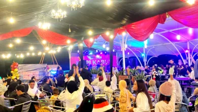 Wisatawan memadati area Kopi Kabut di Taman Wisata Alam (TWA) Sevillage, Puncak, Kabupaten Cianjur, untuk menikmati hiburan malam pergantian tahun baru, Selasa (31/12/2025) malam.