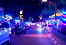 Suasana malam di salah satu jalan protokol Kabupaten Cianjur yang kini dihiasi lampu LED pada pohon pelindung