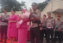 Kapolres Cianjur lama dan baru beserta jajaran mengikuti upacara pisah sambut Kapolres Cianjur yang berlangsung khidmat di Mapolres Cianjur, Selasa (6/1/2026).